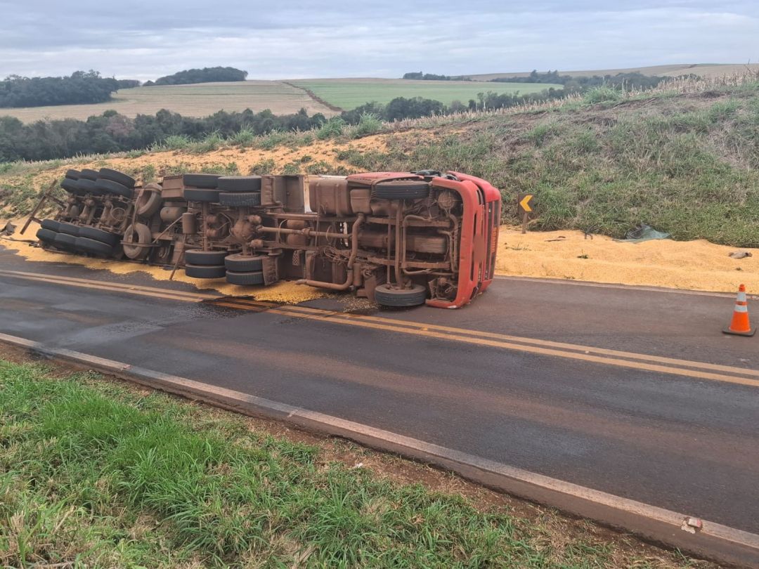 Caminhão de Toledo tomba na PR-581 e deixa motorista ferido em Assis Chateaubriand