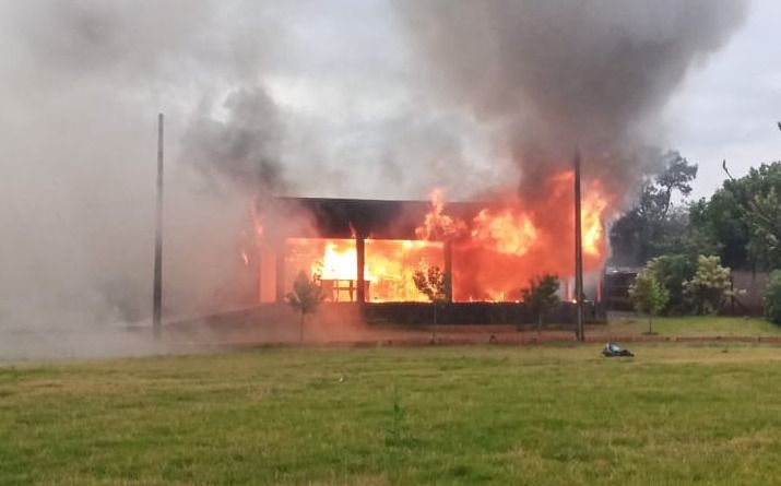 Incêndio destrói residência próxima ao hospital veterinário da PUC-PR em Toledo
