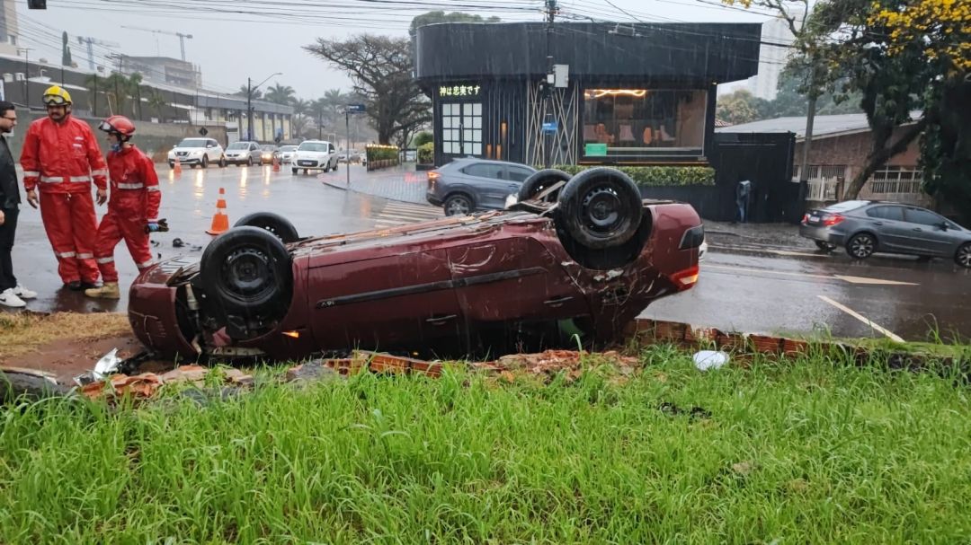 Dois ficam feridos após carro capotar em acidente no Centro de Cascavel