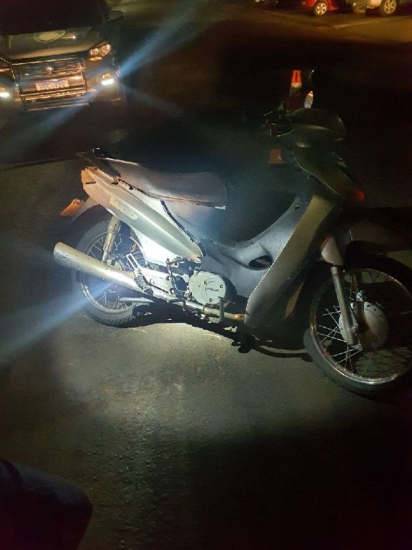 Homem foge da Guarda Municipal de moto, anda 300 metros na calçada e acaba detido em Toledo