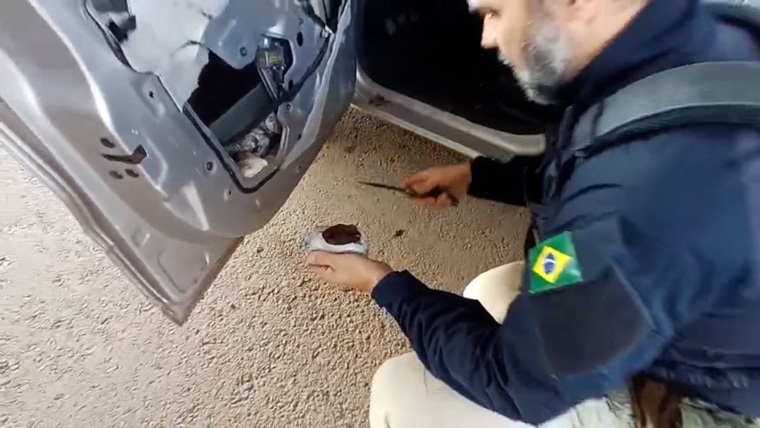 PRF apreende haxixe marroquino escondido na lataria de carro na BR-163 em Guaíra