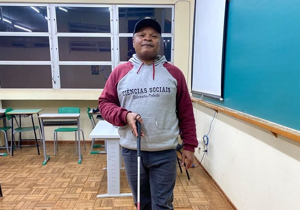 Estudante cego transforma desafios em inspiração na Unioeste Campus de Toledo