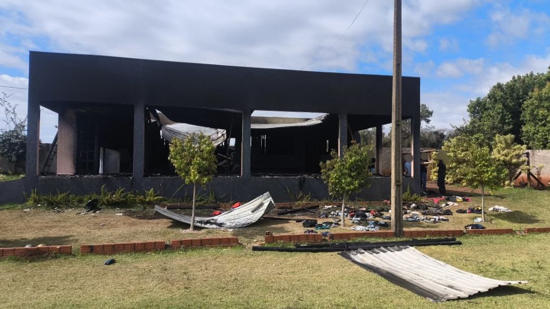 Campanha arrecada doações para família que perdeu casa em incêndio na área rural de Toledo
