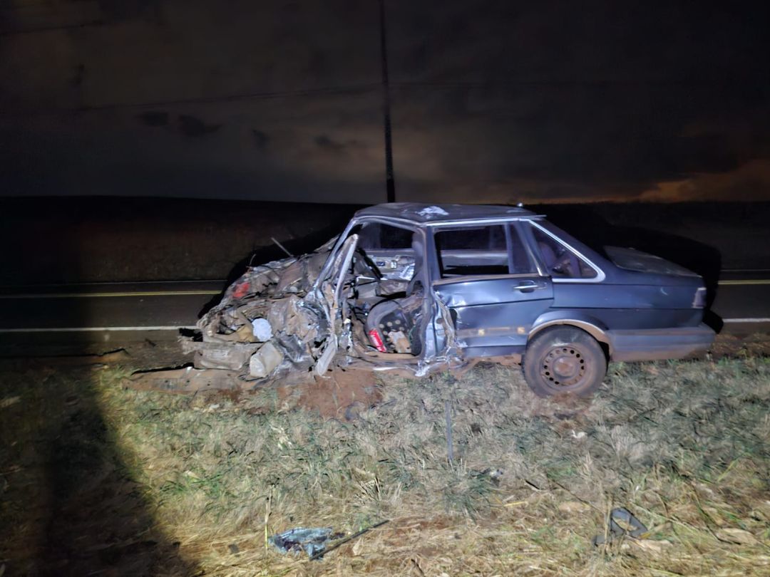Santana fica destruído após colisão com caminhão em Medianeira