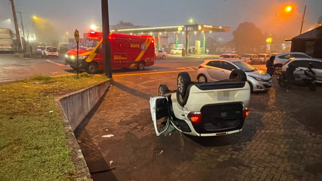 Duas mulheres ficam feridas após carro capotar em Cascavel