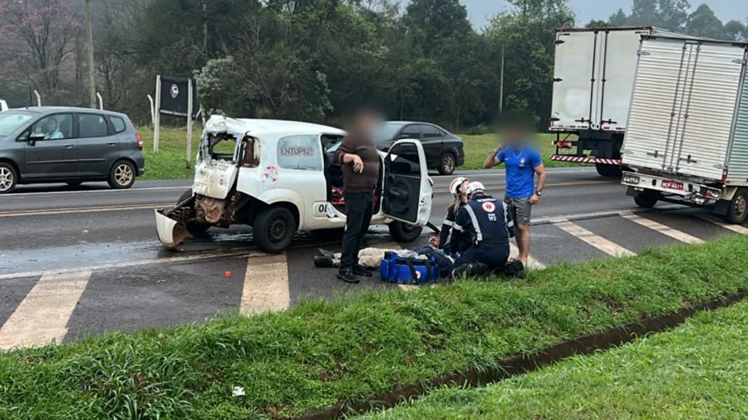 Engavetamento com cinco veículos deixa motorista ferido na BR-277, em Cascavel