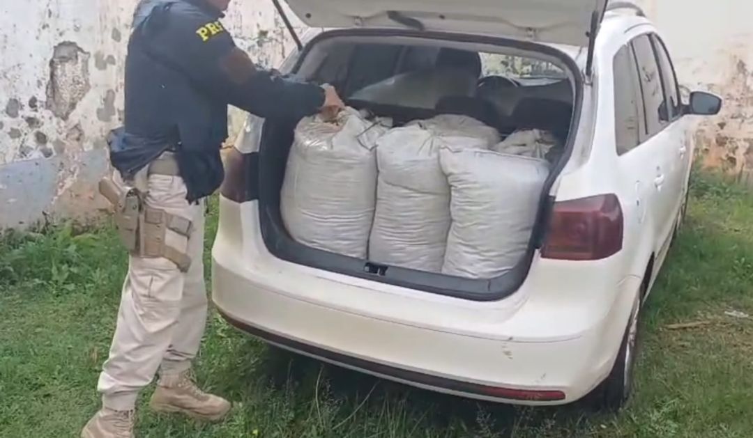 PRF apreende quase 300 quilos de drogas em veículo estacionado em hotel de Laranjeiras do Sul