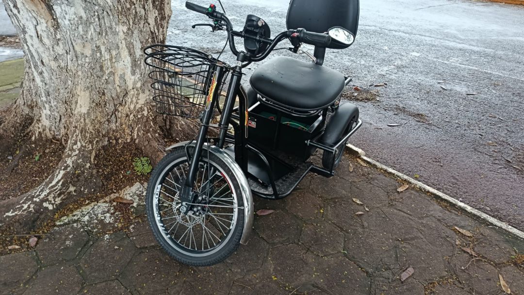 Condutora de triciclo elétrico tem suspeita de fratura no fêmur após batida com moto em Toledo