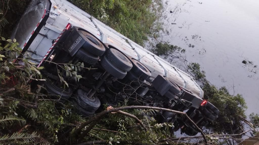 Caminhão cai dentro de represa após sair da pista no PR e motorista desaparece