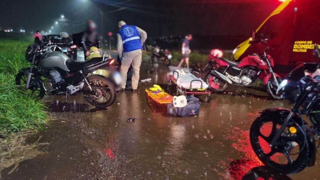 Motoboys ficam gravemente feridos em colisão frontal em Cascavel