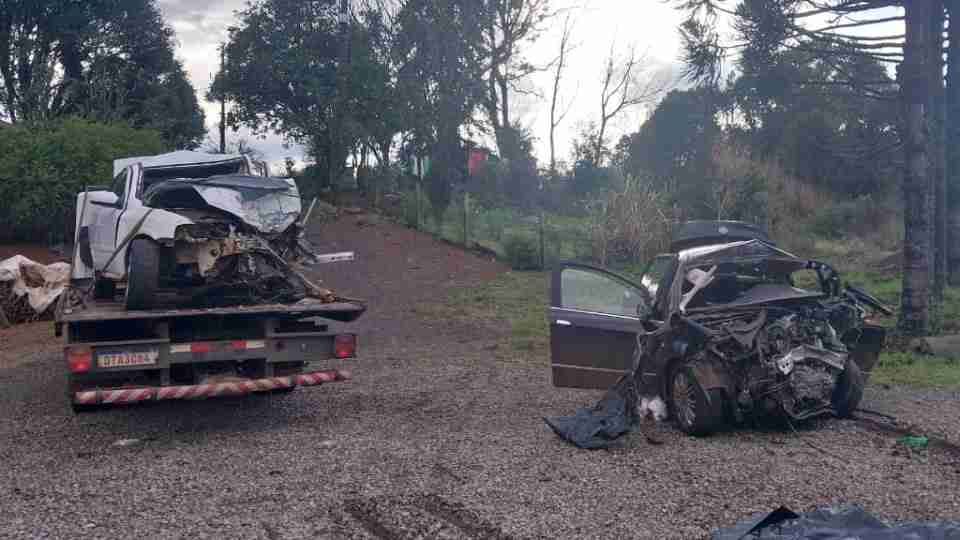 Acidente entre carros deixa pais e filhos mortos na PRC-280, no Paraná