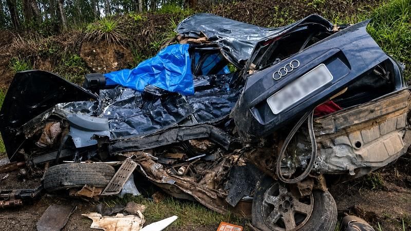 Audi fica completamente destruído em colisão com carreta e jovem morre na PR-090