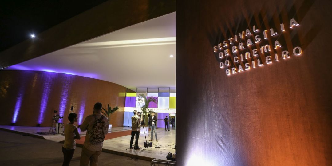 Festival de cinema de Brasília é cancelado; classe artística repudia