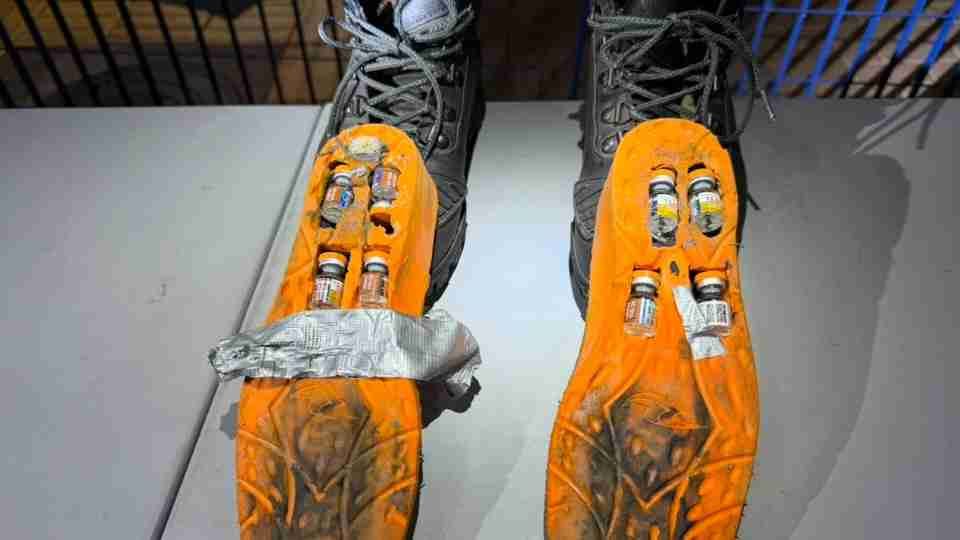 Remédios para emagrecer escondidos na sola de bota são apreendidos em Foz do Iguaçu
