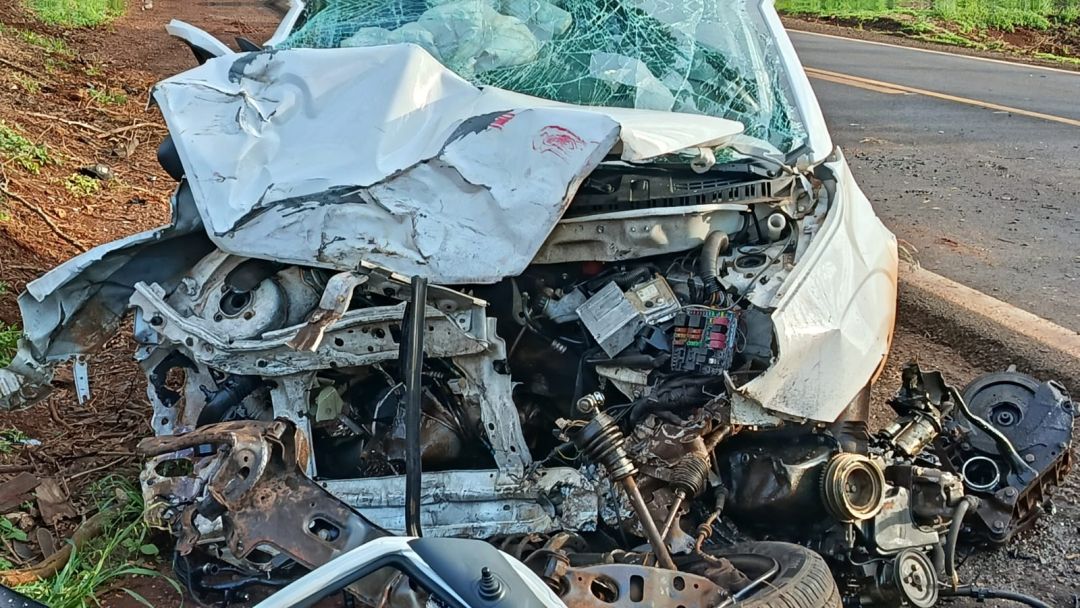 Carro sai da pista, bate em árvore e atinge caminhão na PR-182, em Toledo