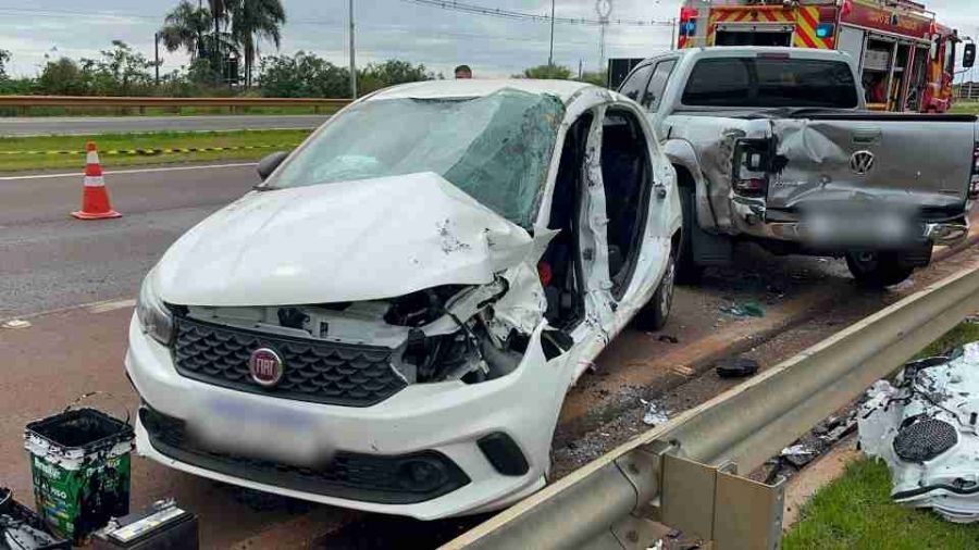 Mulher fica gravemente ferida ao colidir carro em viatura da PF na BR-277 em Cascavel