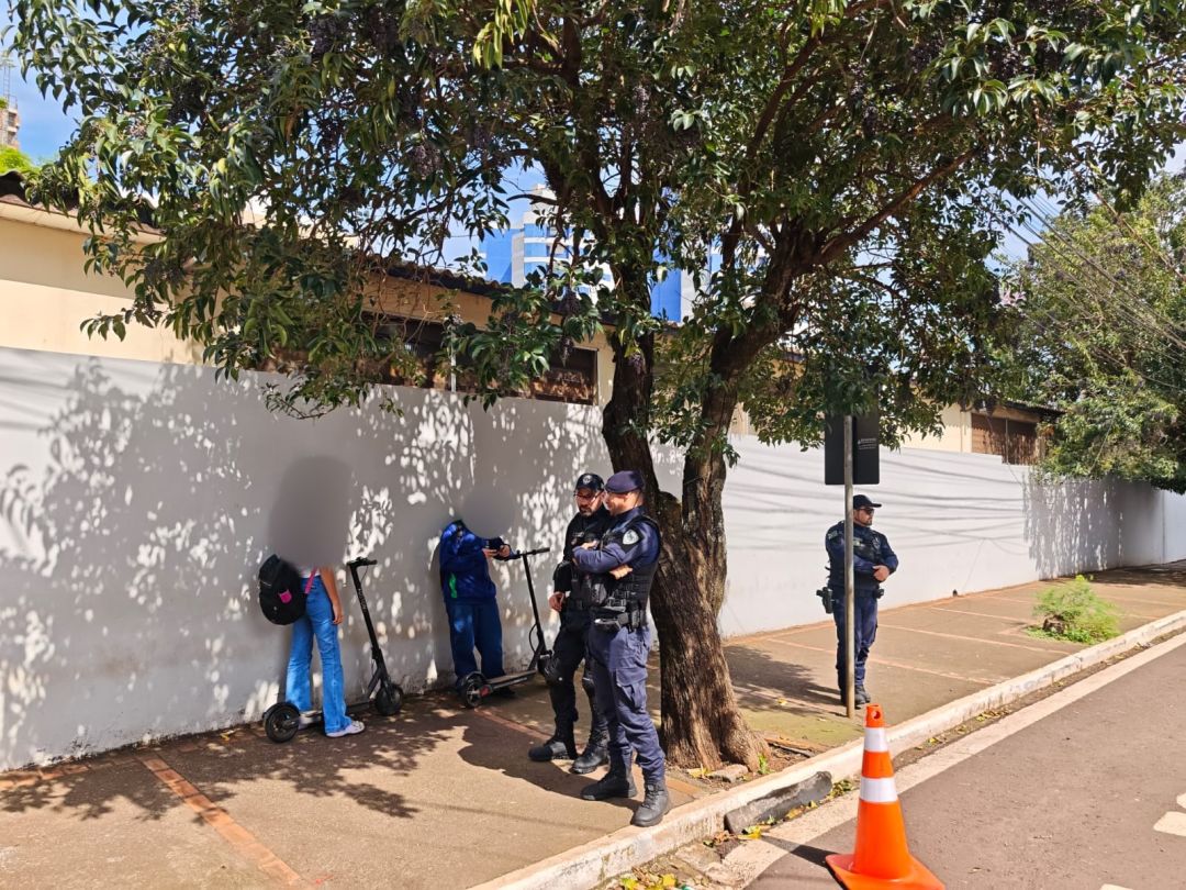 Guarda Municipal reforça fiscalização de patinetes e ciclomotores no Colégio Estadual Dario Vellozo