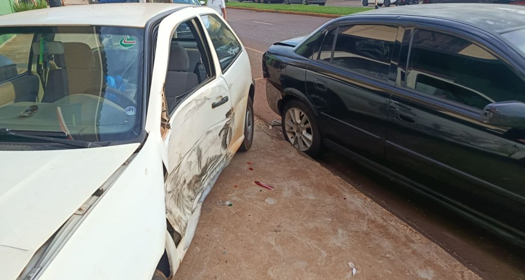 Gol é atingido por utilitário, bate em carro estacionado e vai parar sobre a calçada em Toledo