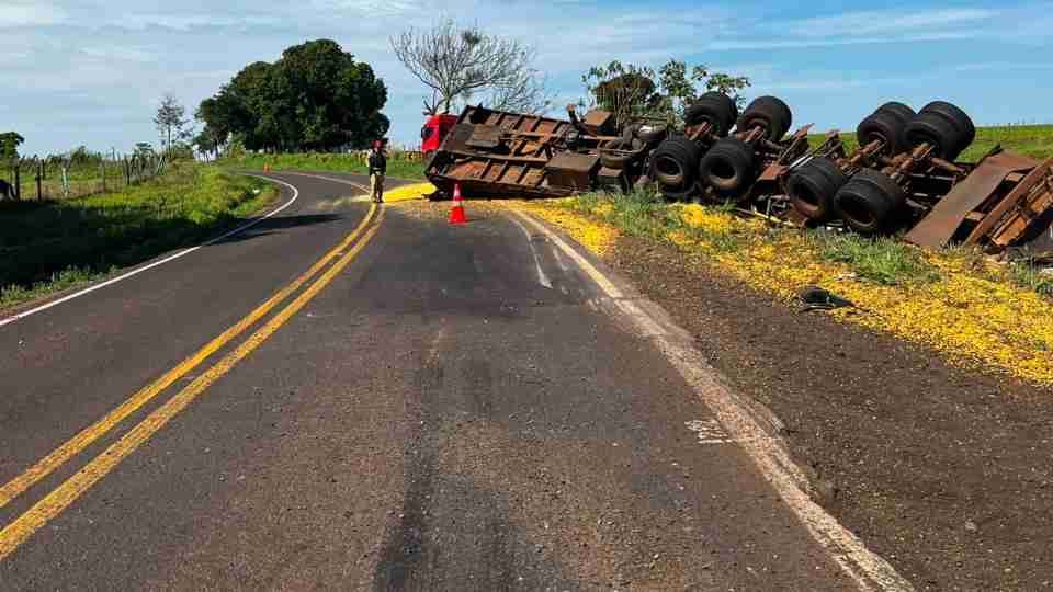 Carreta tomba ao sair da pista e atingir árvores, cerca e poste em Terra Roxa