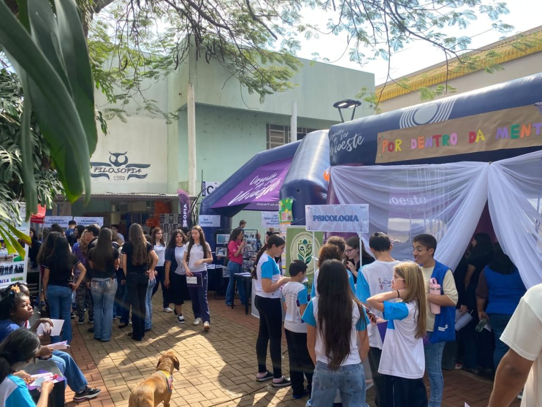 Mais de 3 mil estudantes visitam estandes de 11 cursos na Unioeste de Toledo