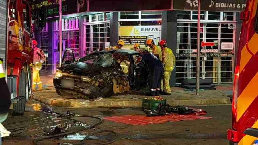 Grave acidente deixa vítimas presas às ferragens em Cascavel
