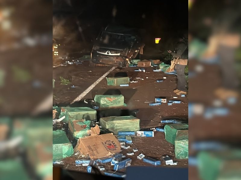 Van carregada com cigarros capota na BR-163 entre Mercedes e Marechal Rondon