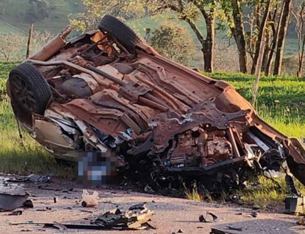 Mulher morre em grave acidente entre carro e caminhão na PR-573, entre Corbélia e Braganey