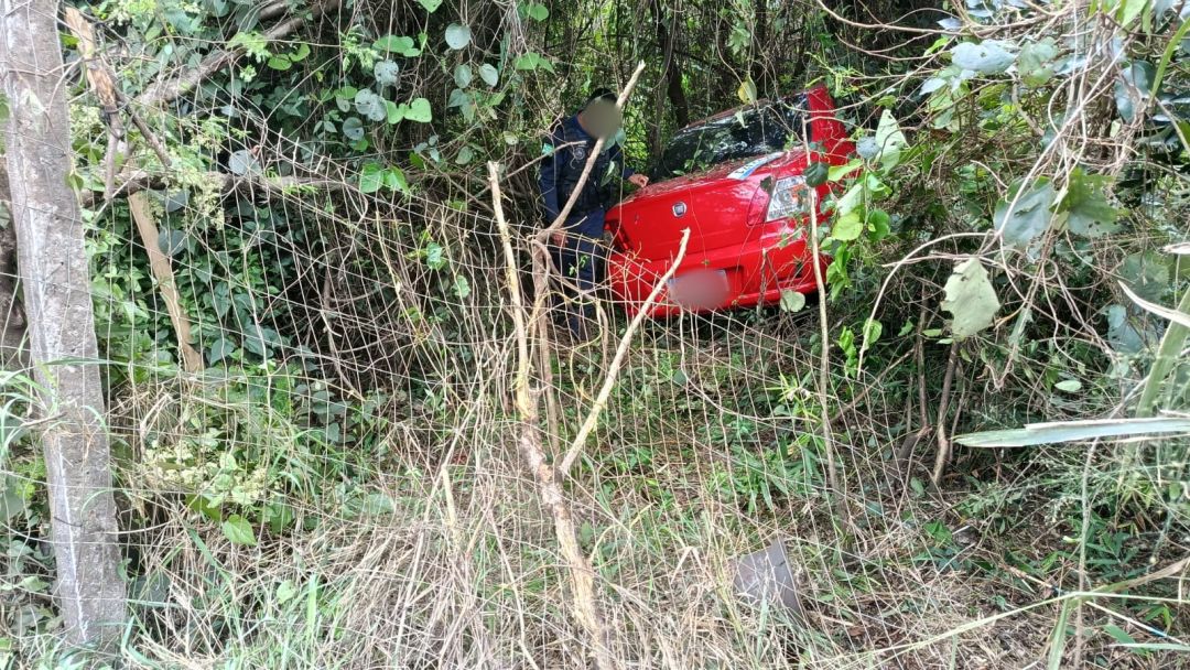 Fiat Siena sai da pista, rompe cerca e entra em área de preservação na Vila Pioneiro