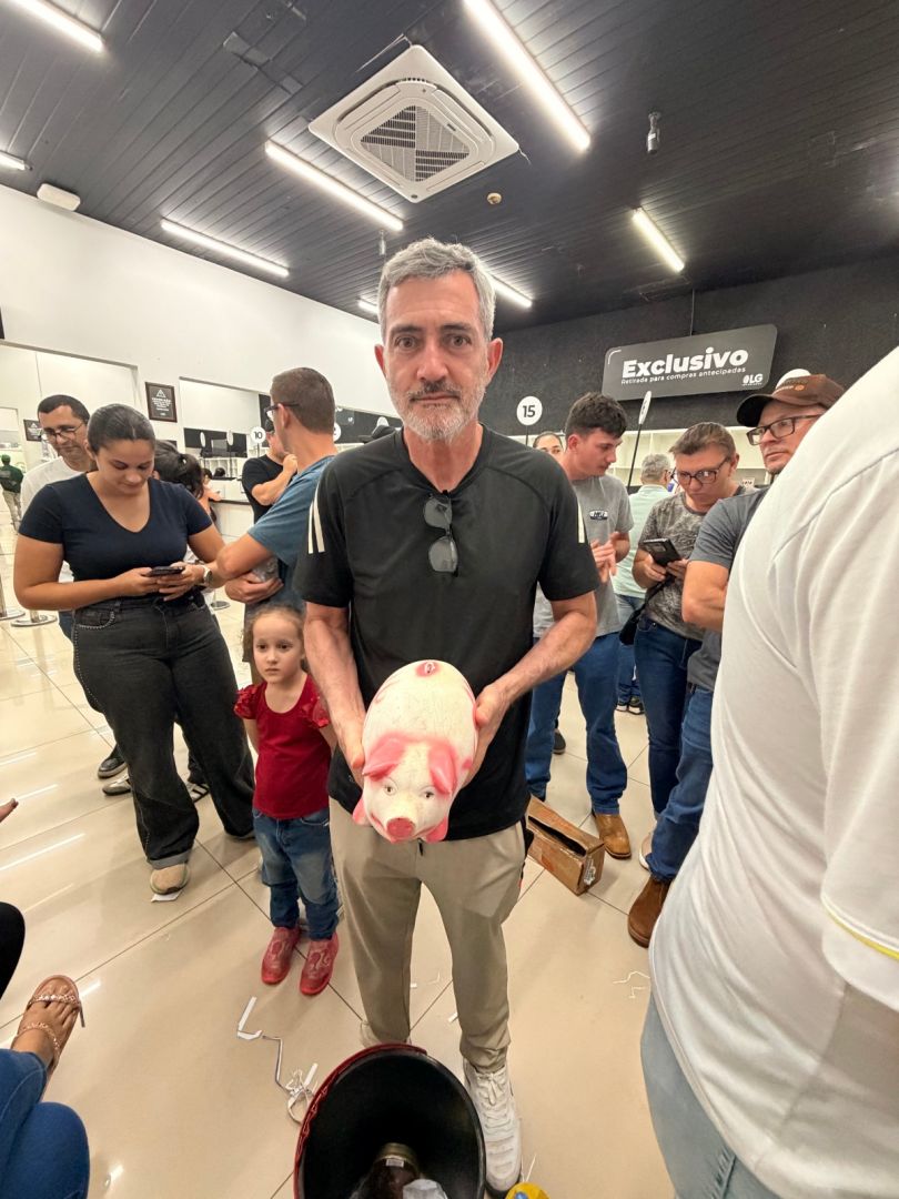 Clientes usam moedas e compram produtos pela metade do preço em ação inusitada no Paraguai