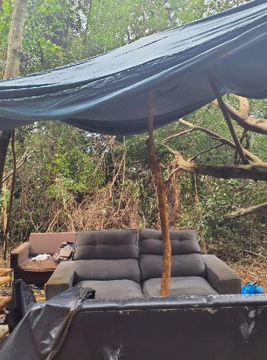 Acampamento improvisado com móveis e ligação irregular de energia é encontrado e desmontado em área de mata em Toledo