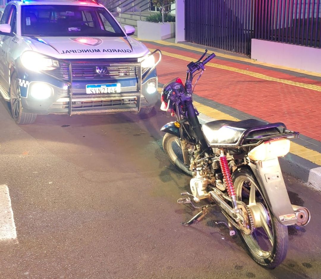 Menores são flagrados fazendo manobras perigosas com motocicleta sem placa na Vila Pioneiro