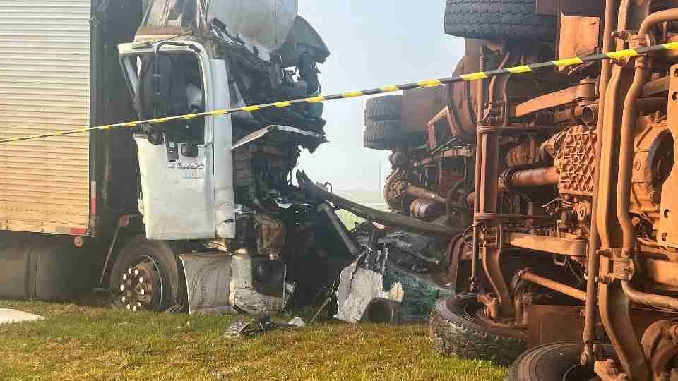 Motorista morre em forte colisão entre camnhões na BR-369 em Ubiratã