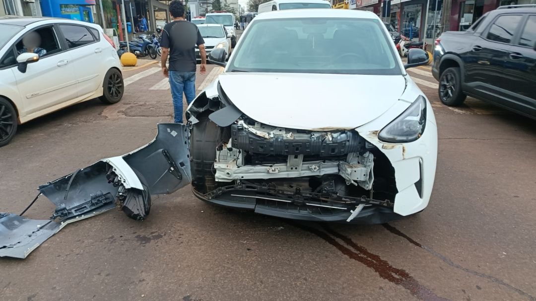 Hilux e carro elétrico colidem no Centro de Toledo; ninguém fica ferido