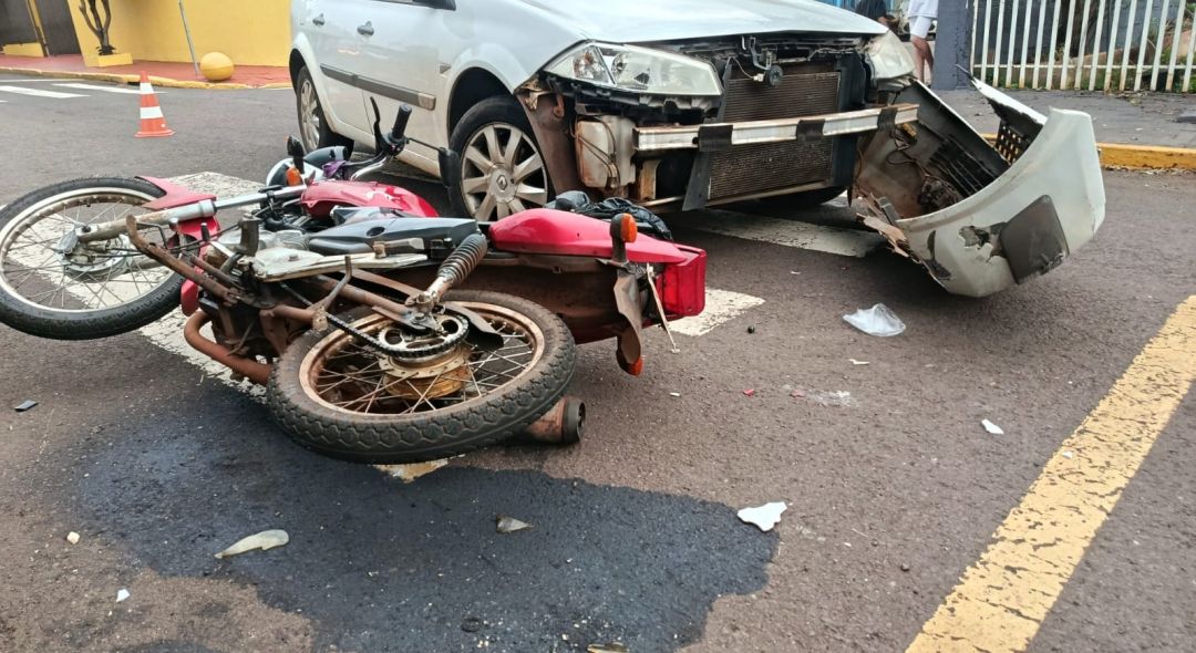 Colisão entre carro e moto deixa motociclista ferido na Vila Pioneiro, em Toledo