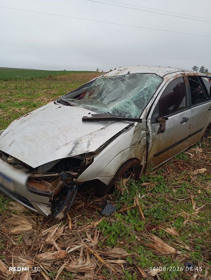 Carro fica destruído em capotamento no interior de Pato Bragado