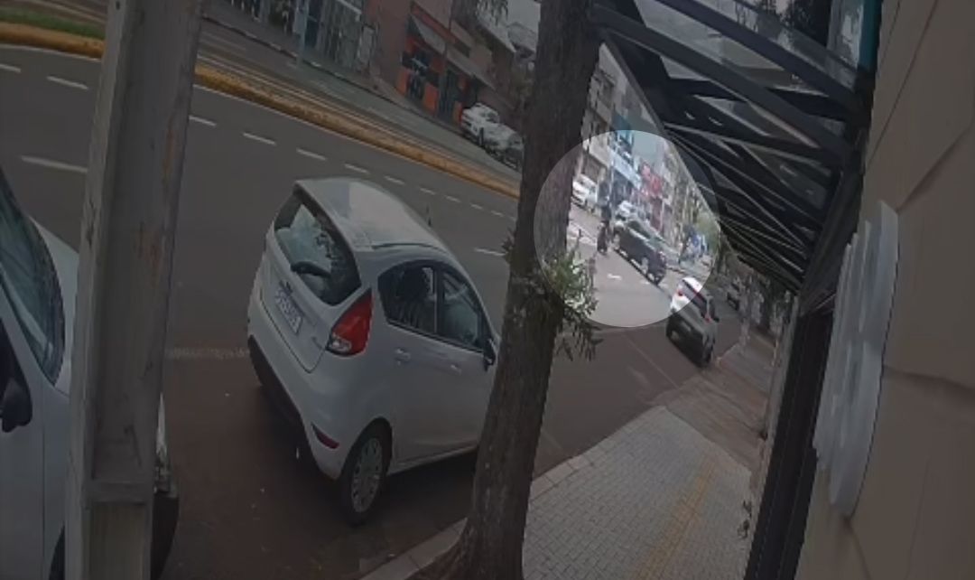 Câmera registra grave acidente que deixou motociclista e passageira feridos em Toledo
