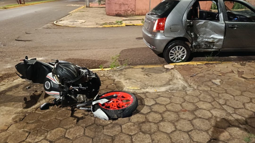 Motociclista sofre fratura no braço após colisão com carro na Vila Industrial
