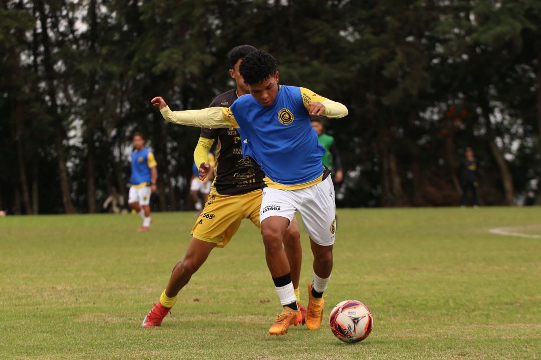 Amistoso entre profissional e Sub-20 reforça preparação do Futebol Clube Cascavel para a Copa Paraná
