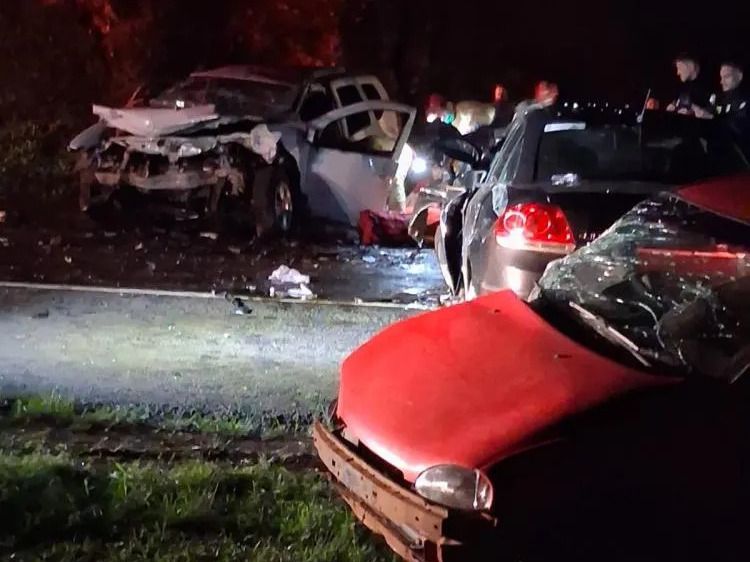 Colisão entre cinco veículos deixa dois mortos na BR-277