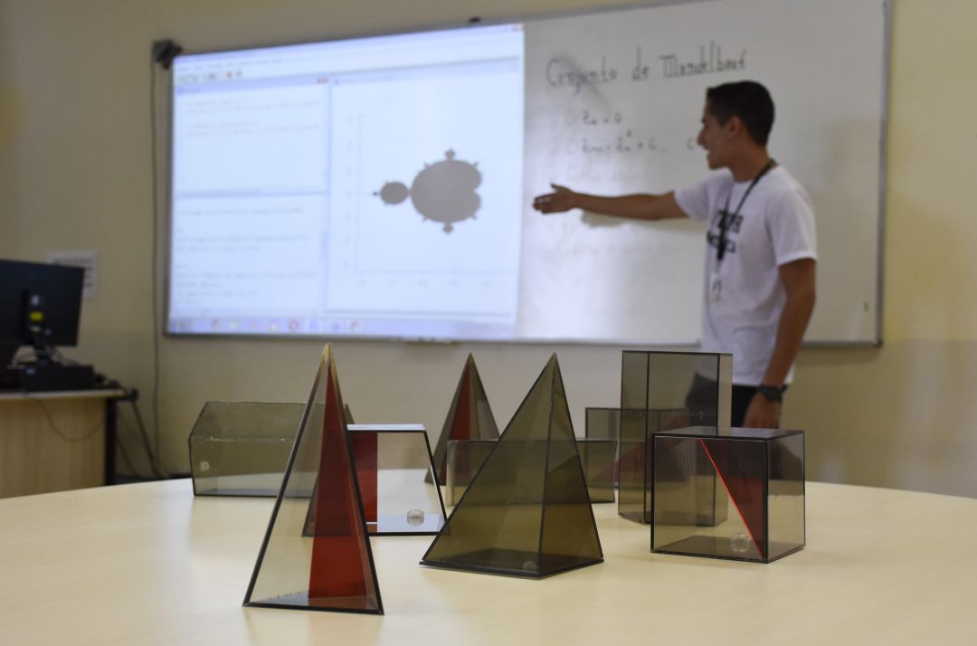 UTFPR Toledo abre seleção para professor substituto de Física com salário de até R$ 8 mil