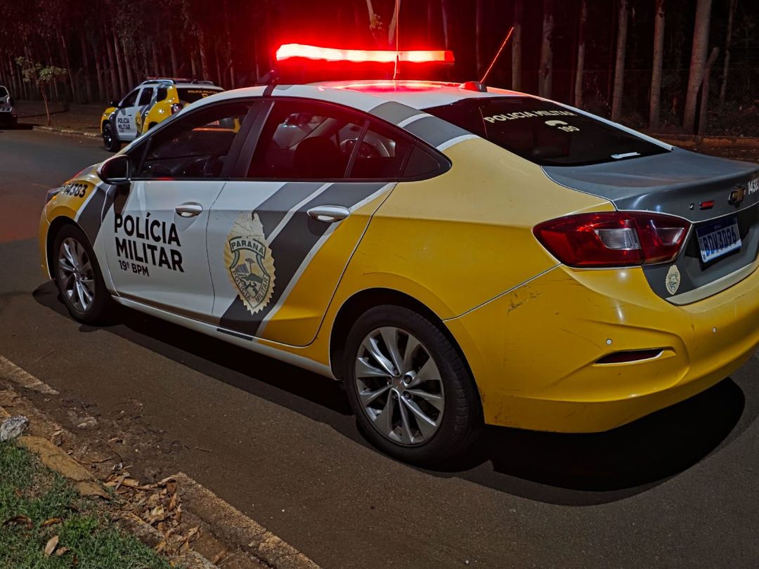 Homem foge pelo telhado vizinho após ser flagrado sobre comércio e deixa mochila com facão em Toledo