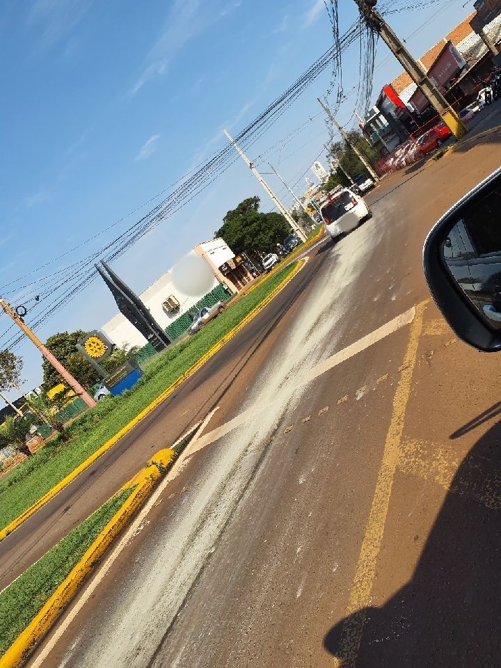 Vazamento de óleo deixa pista escorregadia e mobiliza Guarda Municipal em Toledo