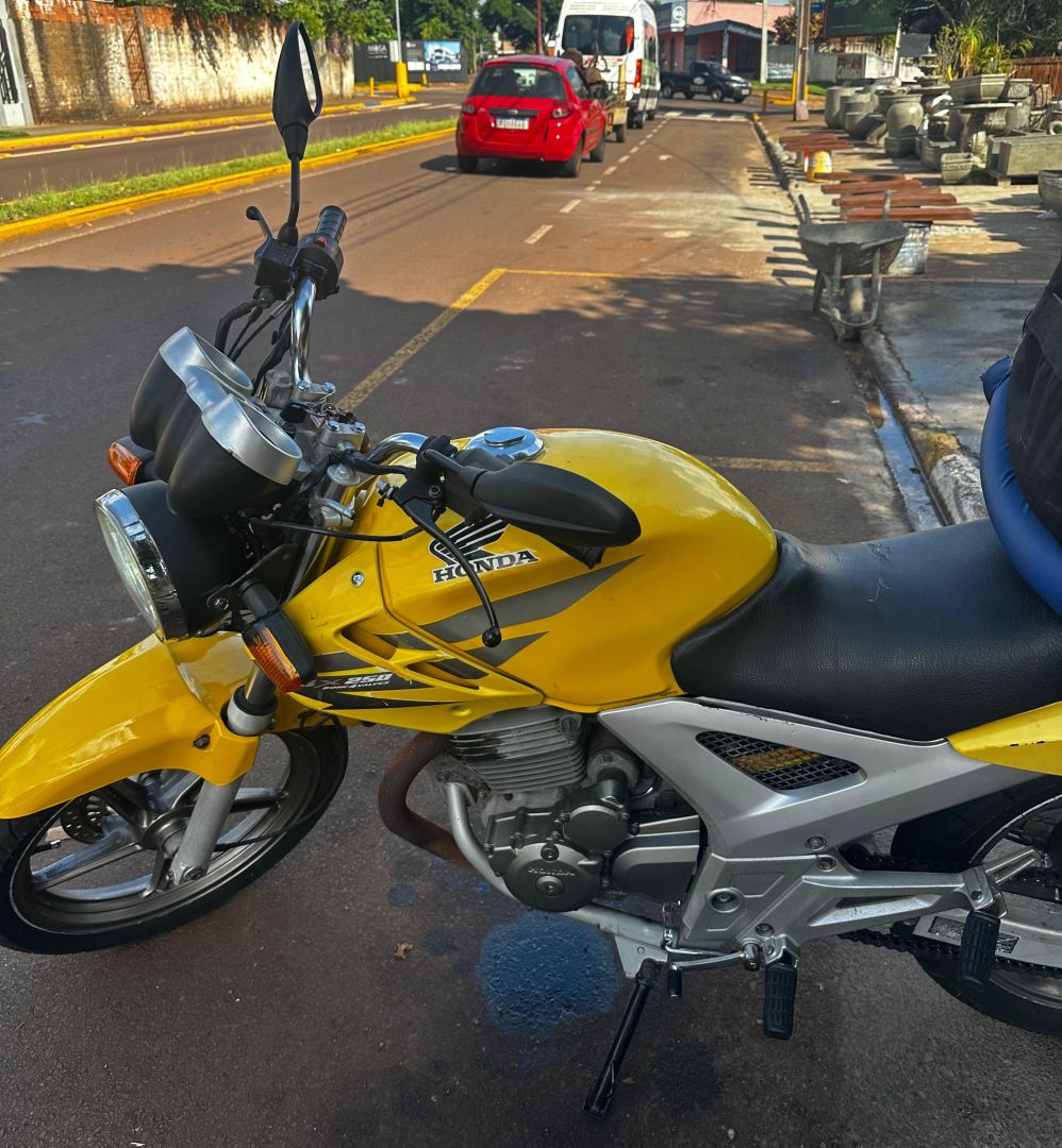 Motocicleta Honda Twister amarela é furtada no Centro de Toledo