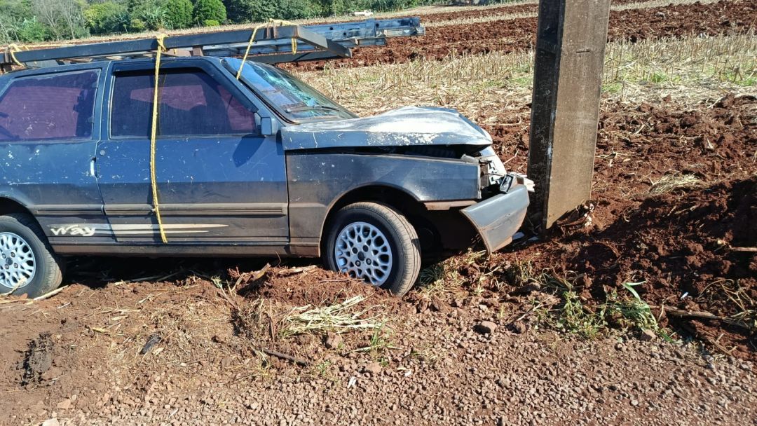 Motorista fica ferido após carro sair da pista e atingir poste em Toledo