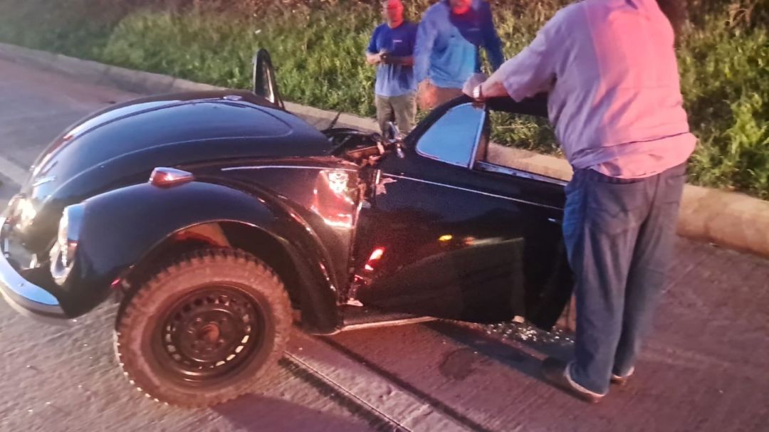 Acidente na PRC-280: Fusca se parte ao meio e motorista sobrevive