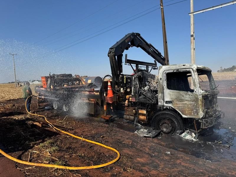 Incêndio destrói caminhão durante trabalho em rede de alta tensão em Nova Santa Rosa