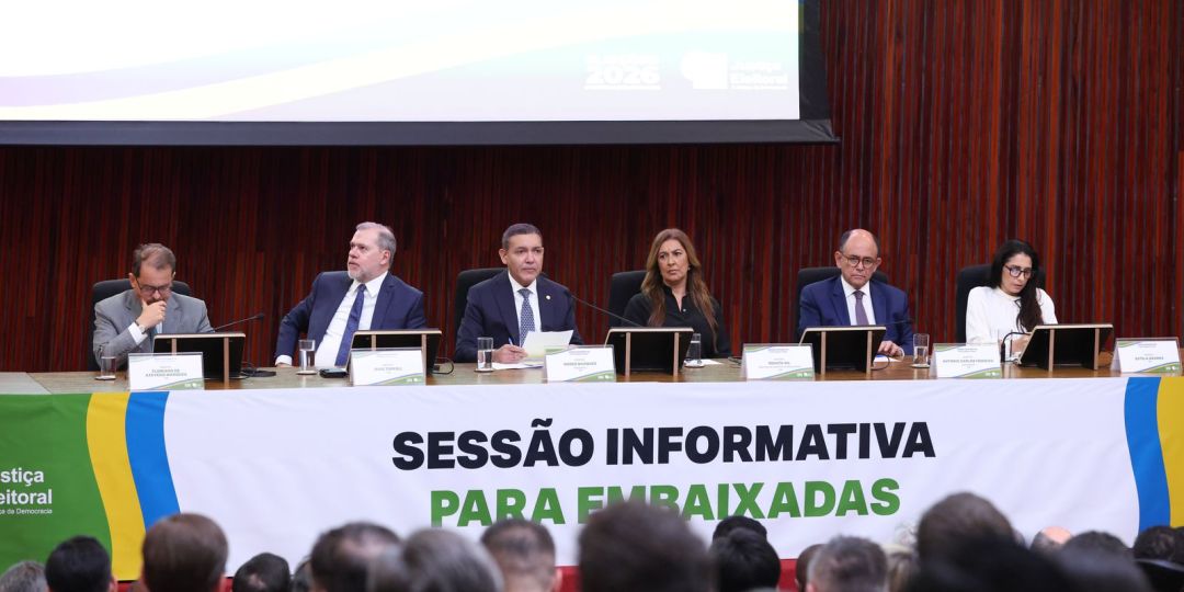 Presidente do TSE defende urna eletrônica em reunião com embaixadores