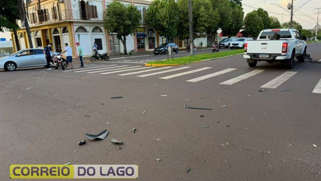 Acidente entre caminhonete e motocicleta deixa jovem ferido no Centro de Santa Helena
