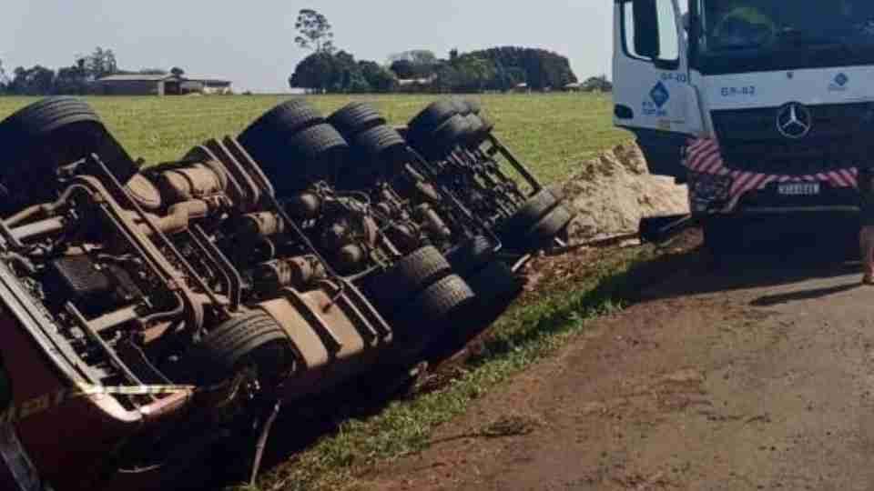 Carreta tomba e interdita trecho da BR-163 em Guaíra