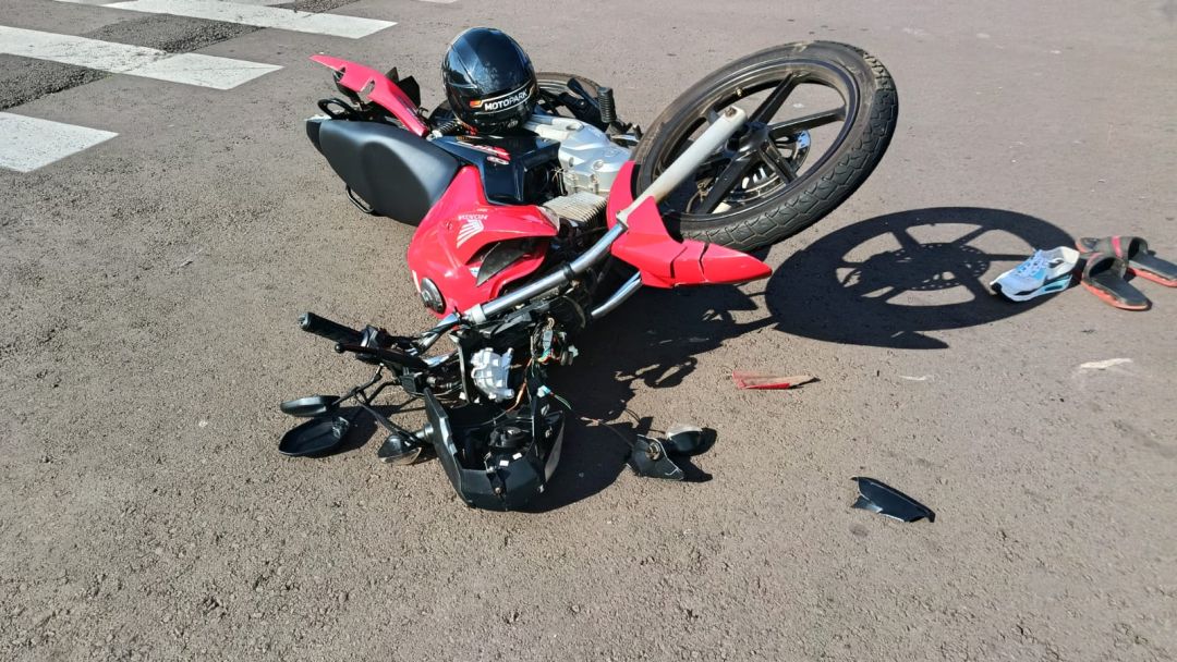 Dois jovens ficam feridos em colisão entre carro e moto na Vila Pioneiro